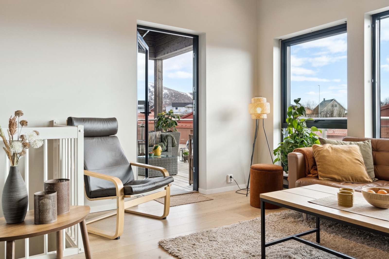 Stuen og kjøkkenet har store vindusflater, listefrie overganger og parkett på gulv, noe som medfører et moderne og stilfullt inntrykk. Galleribilde