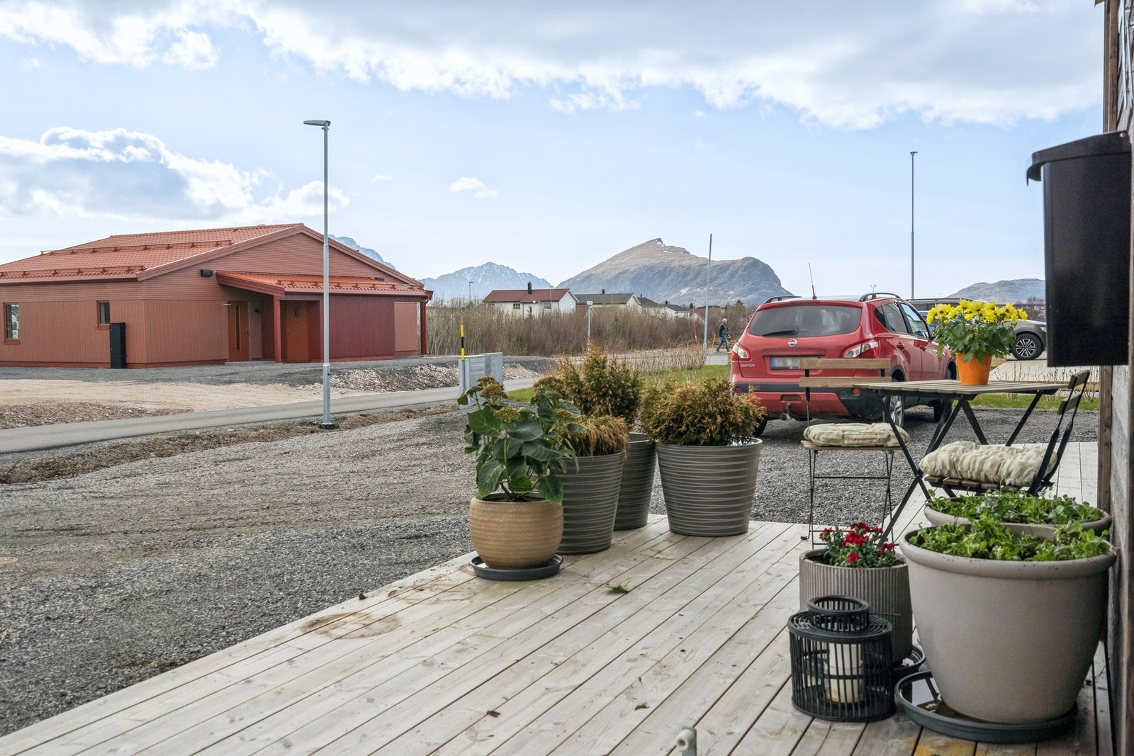 Det er flotte utsiktsforhold fra eiendommens uteplasser. Galleribilde