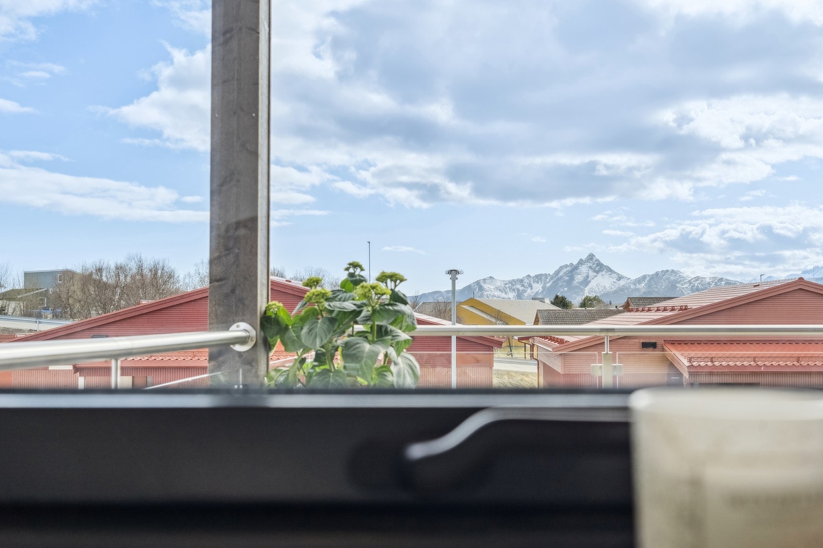 Flotte utsiktsforhold fra vinduet på badet i 2. etasje. Galleribilde