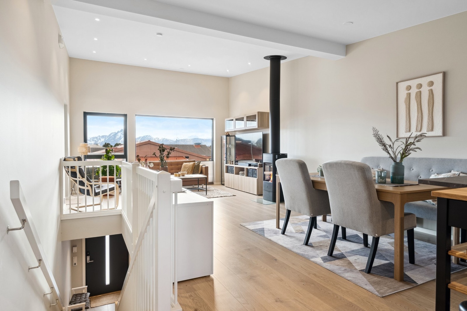 Boligens hovedetasje består av en luftig stue- og kjøkkenløsning. I tillegg til soveromsfløy med en-suite-baderom og walk-in garderobe. Galleribilde