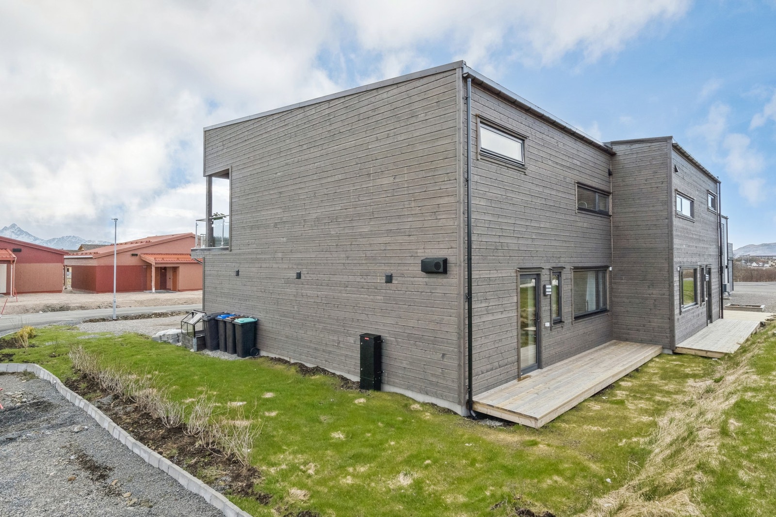 Det er anlagt hage med hekk, gruslagt gårdsplass og platting både i front og på baksiden. Galleribilde