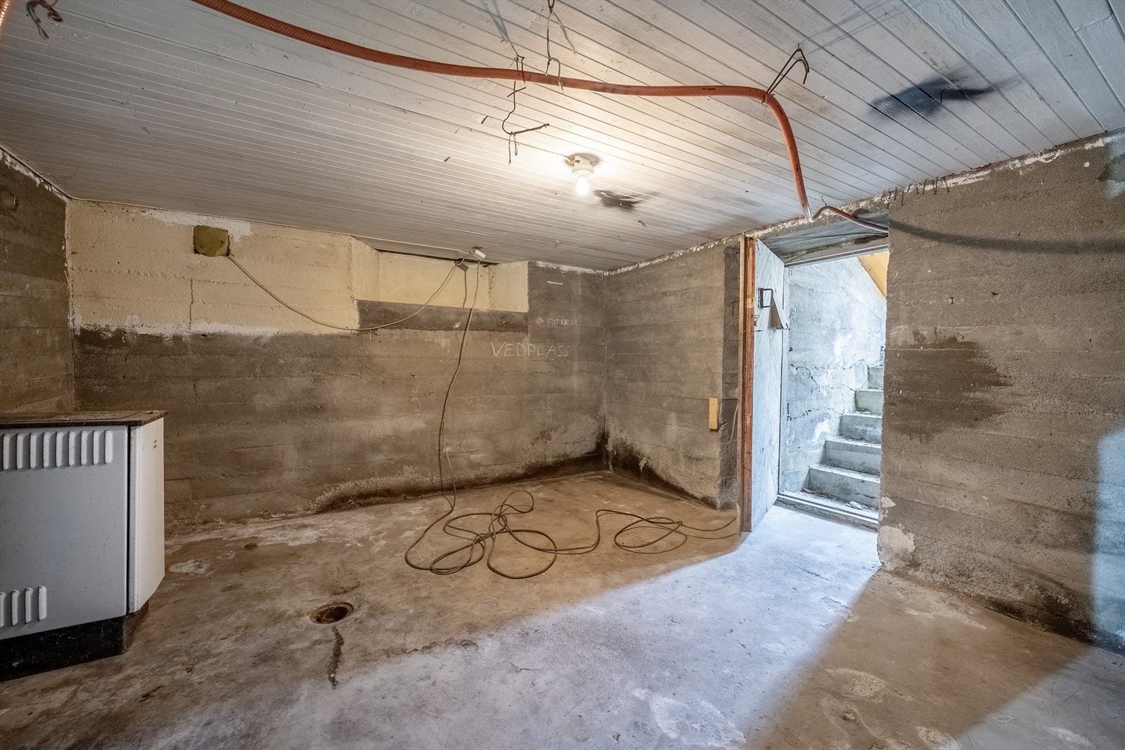 Kjellerrom med vedovn og inngang via utvendig trapp med lem Galleribilde
