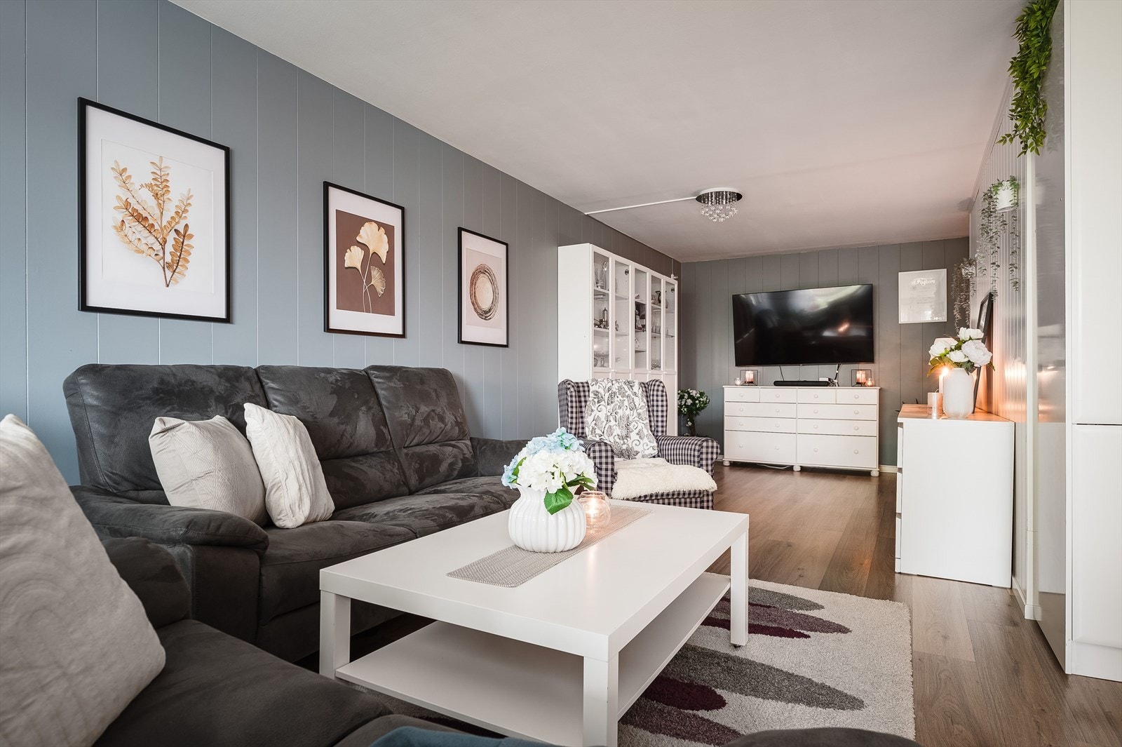 Leiligheten holdes god og lun på vinterstid med fjernvarme til radiatorer. Både á-konto oppvarming og internett er inkludert i felleskostnadene. Galleribilde