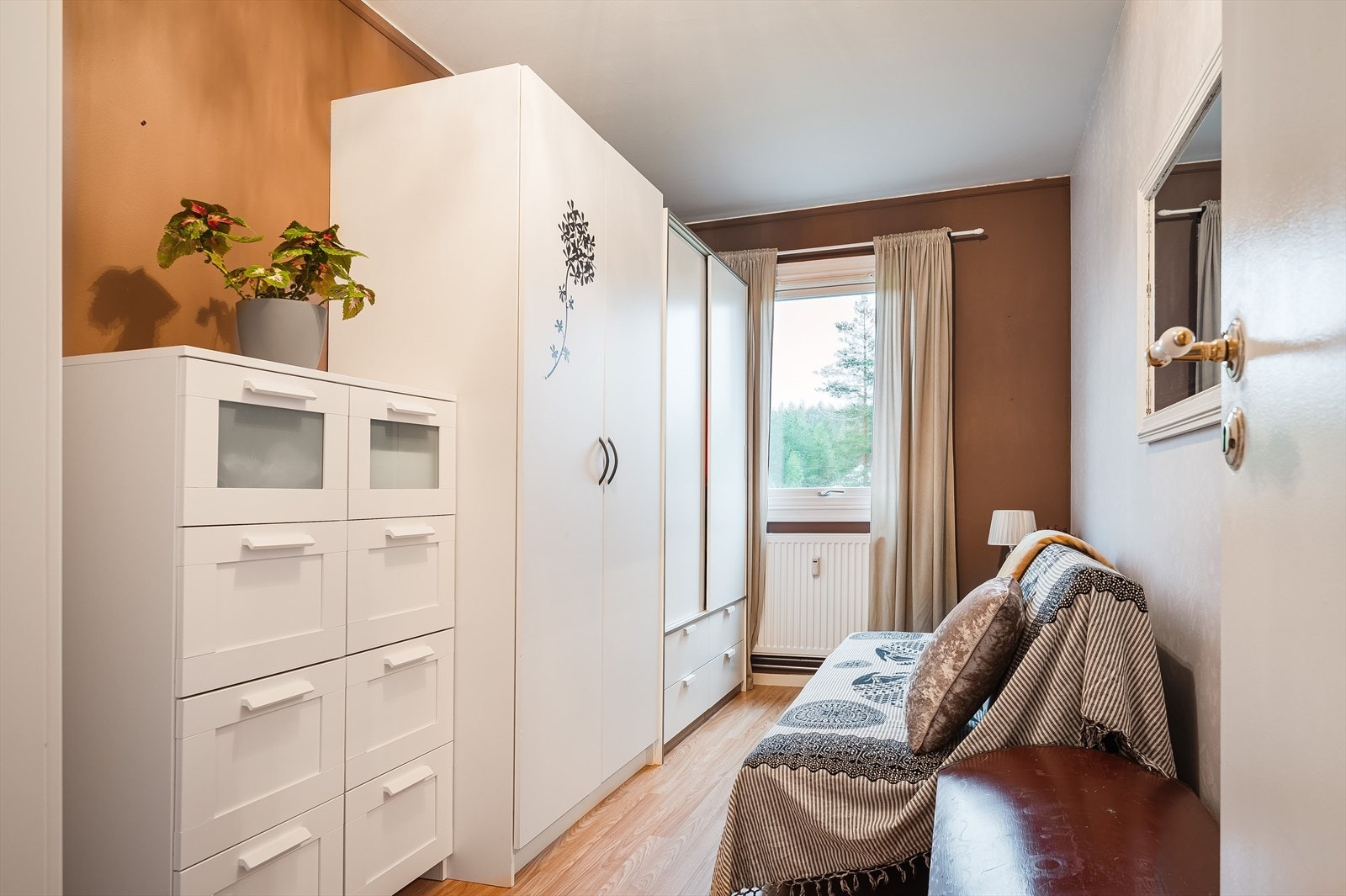 Soverom 3 er i dag innredet som et garderoberom med god oppbevaringsplass i medfølgende garderobeskap. Det er også plass til seng og kommode. Galleribilde