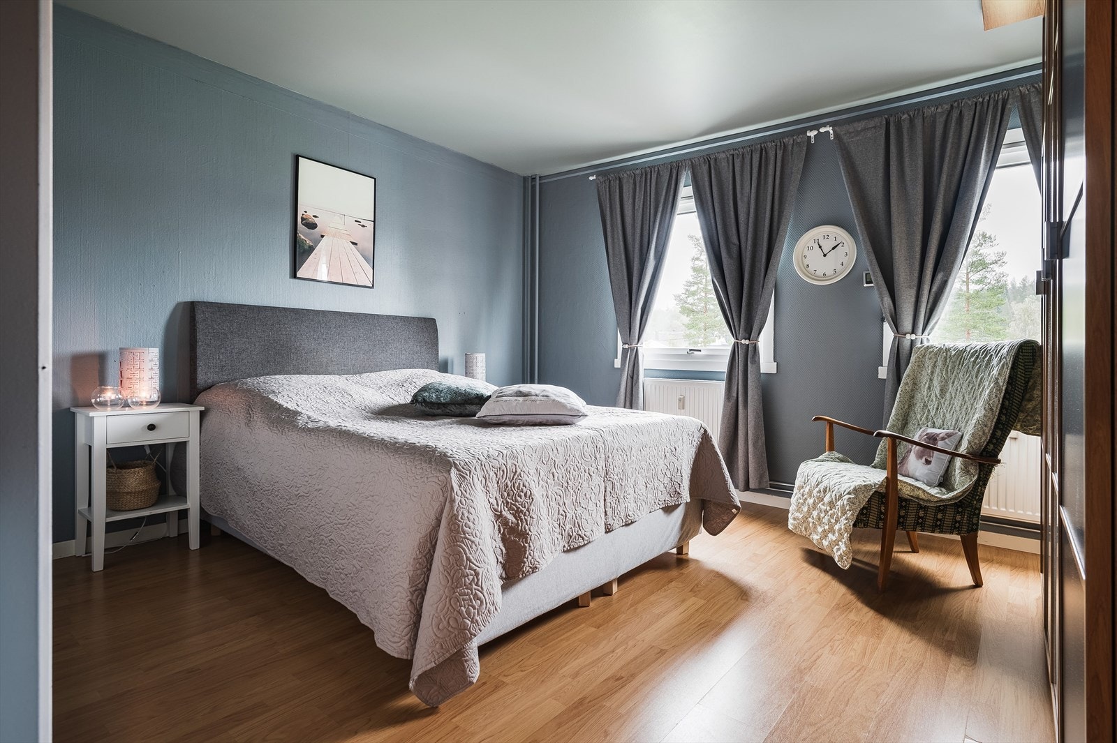 Leiligheten har et innbydende hovedsoverom med to store vindusflater som slipper inn fint lys. Galleribilde