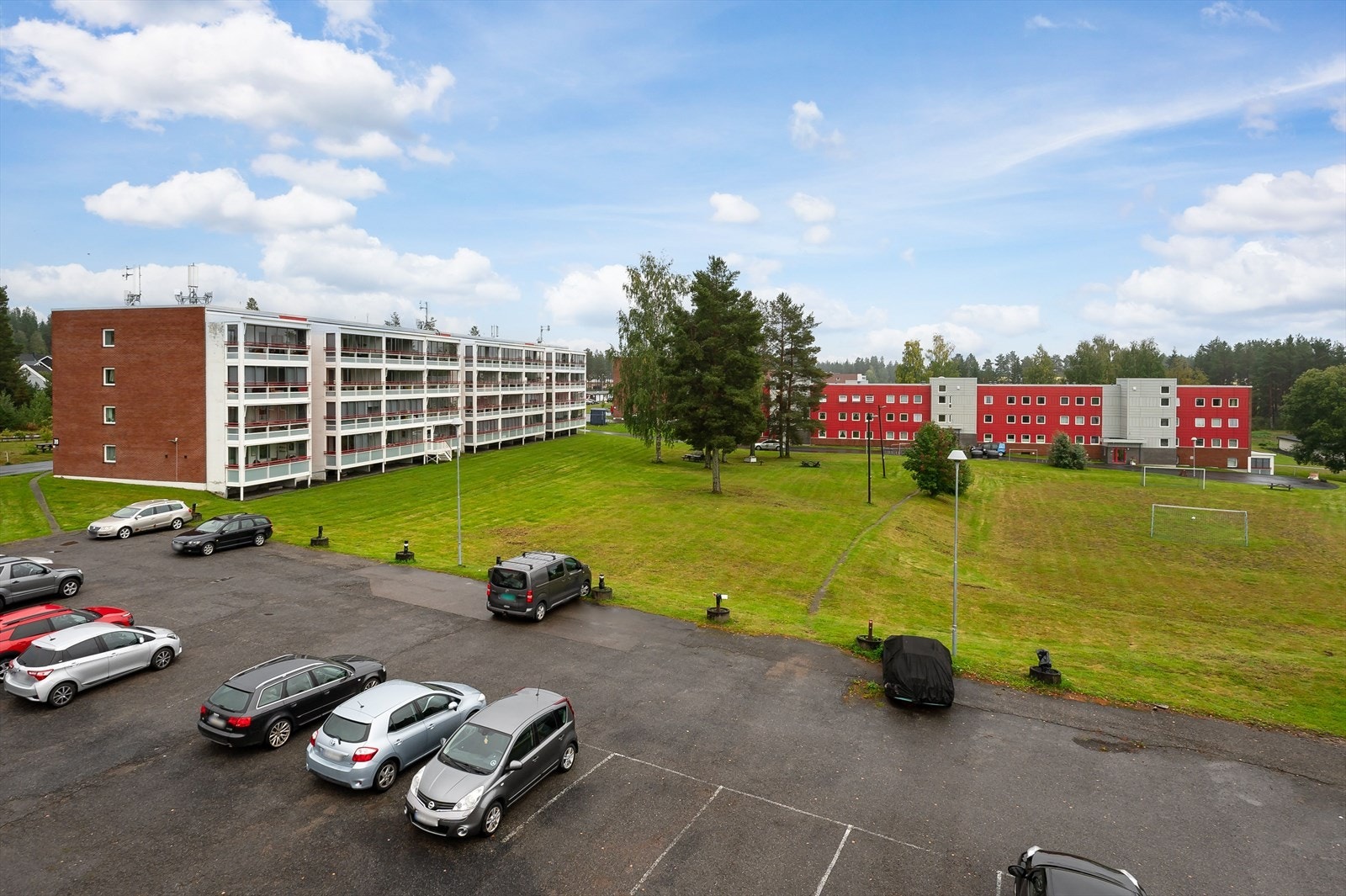 Det er flere barnehager i bydelen og kort veg til skoler. Fra leiligheten er det ca. 2,5 km til Elverum sentrum med alle byfasiliteter. Galleribilde