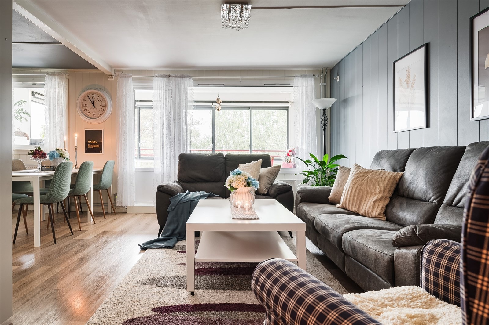 Stuen har store vindusflater som slipper inn rikelig med naturlig lys, samtidig som det er minimalt med innsyn. Galleribilde