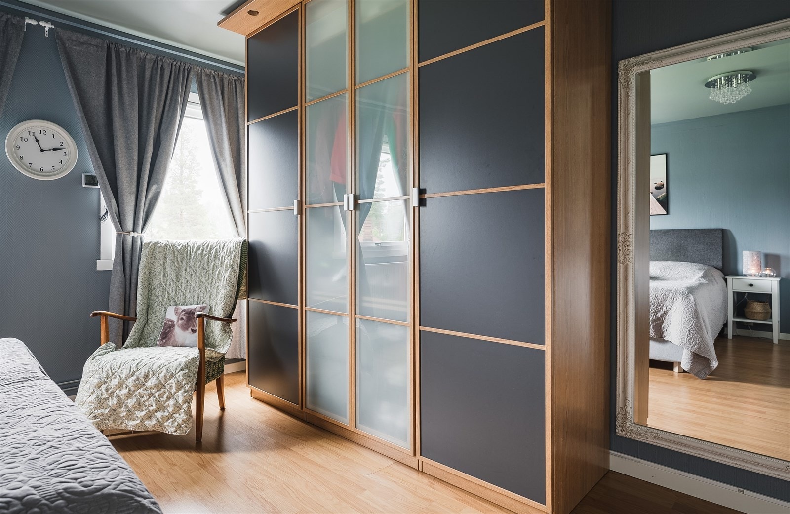 På soverommet er det god plass til stor dobbeltseng med tilhørende nattbord, samt god oppbevaringsplass i medfølgende garderobeskap. Galleribilde