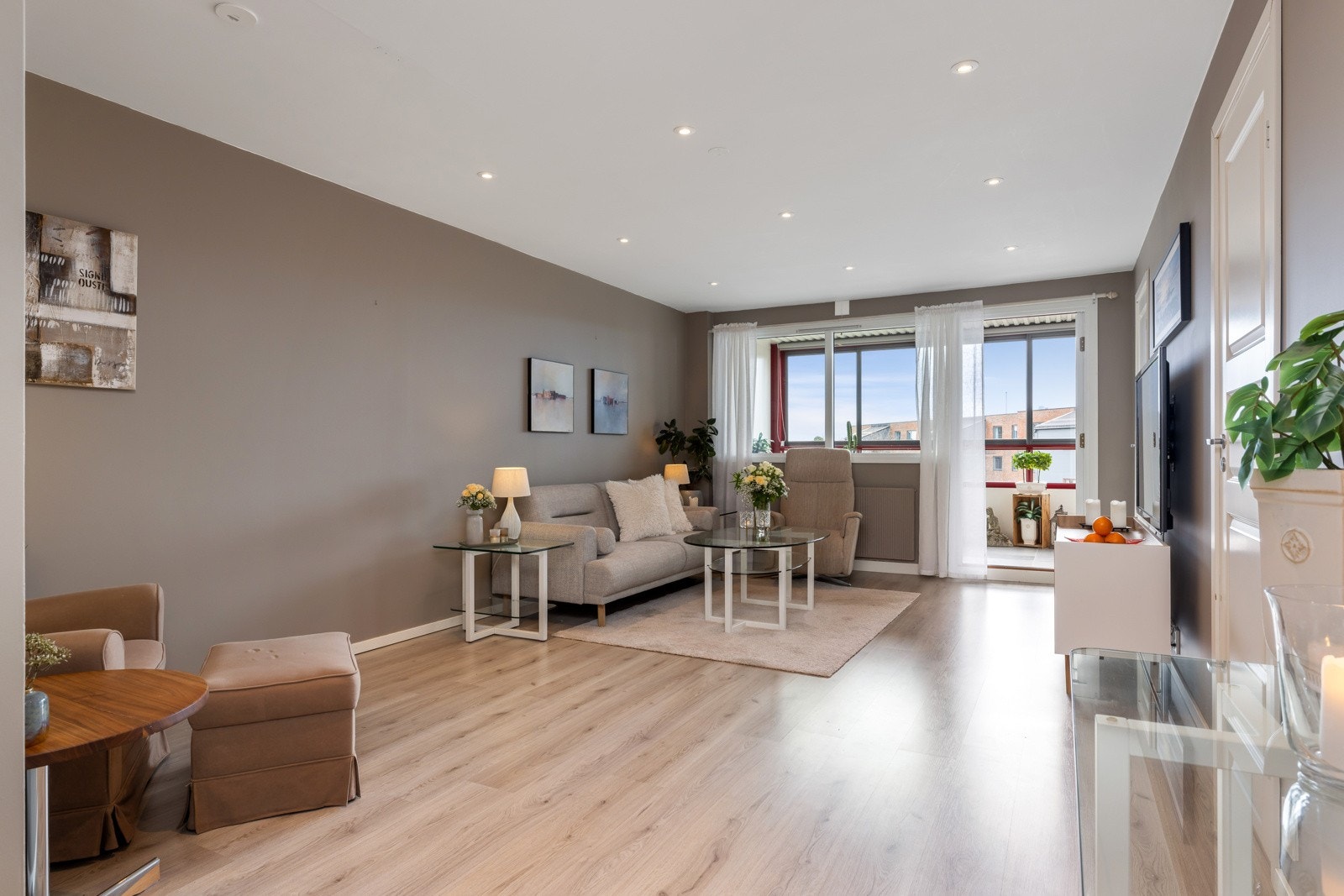 Stuen fremstår som lys og romslig, med store vindusflater som gir rikelig med naturlig lysinnslipp. Galleribilde