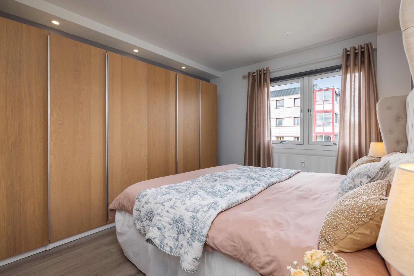 En praktisk skyvedørsgarderobe gir rikelig med oppbevaringsplass. Galleribilde