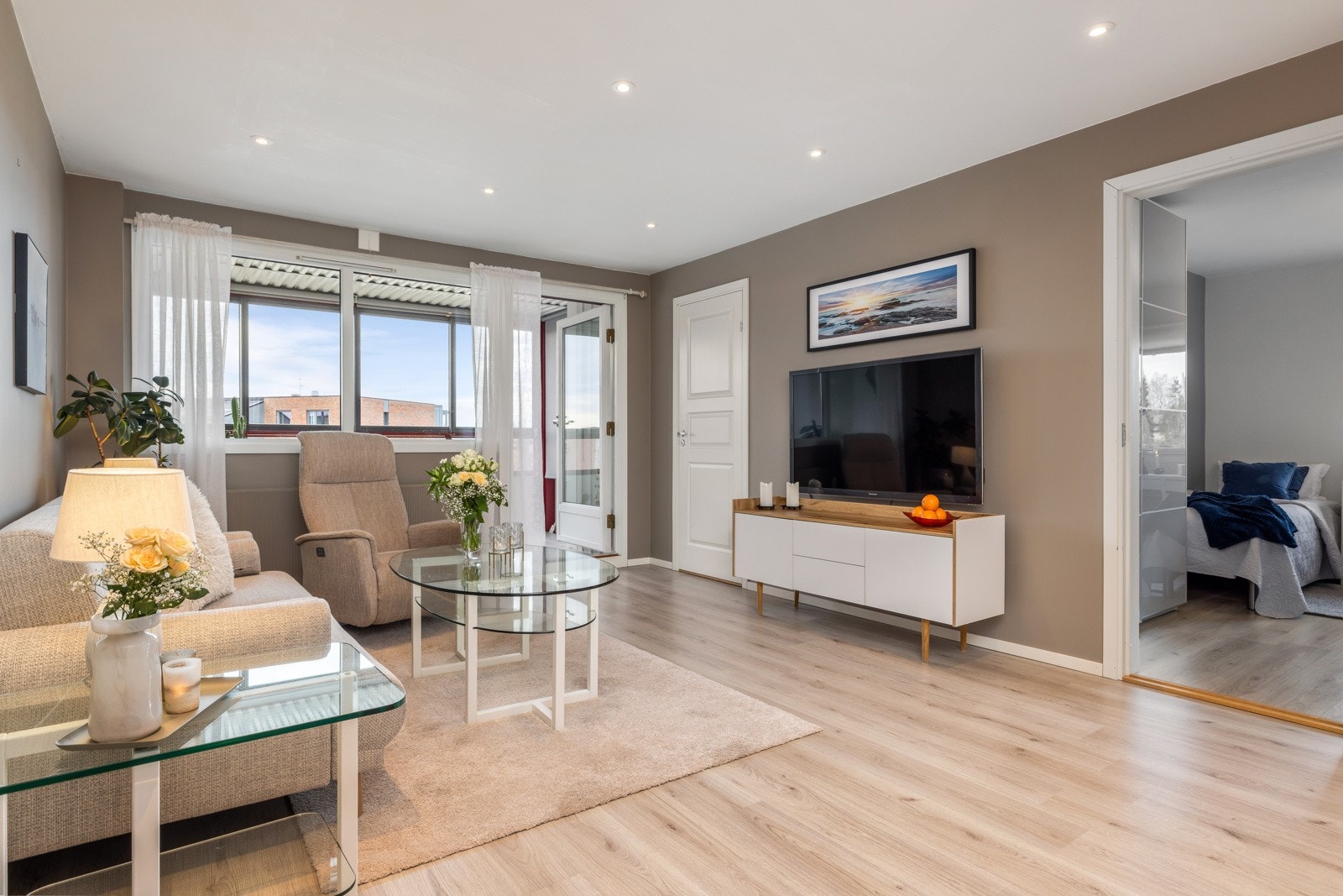 Både gulv og vegger har et gjennomtenkt fargevalg, og overflatene ble oppgradert i 2022. Galleribilde