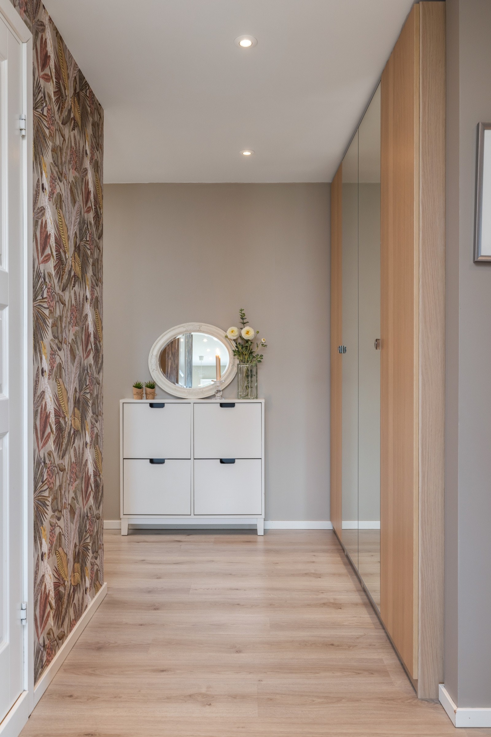 Gulvet er belagt med laminat, et materiale som er gjennomgående i hele boligen, med unntak av baderommet. Galleribilde