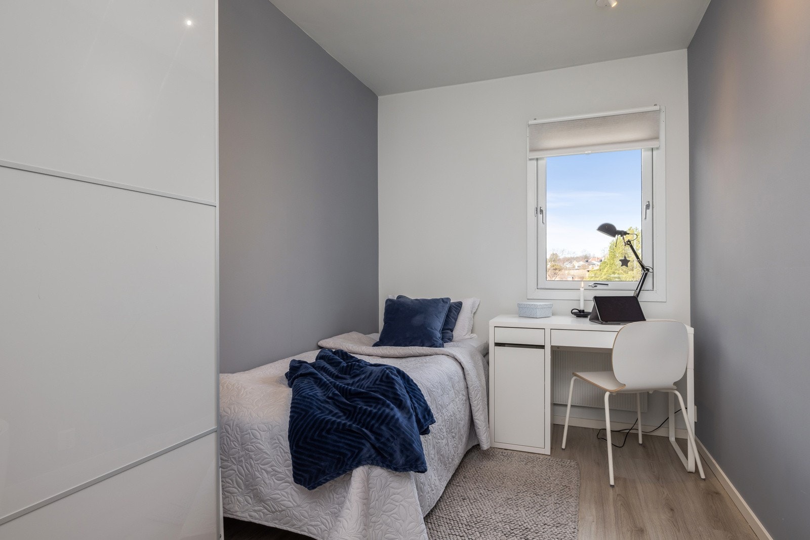 De to øvrige soverommene egner seg godt som barnerom, gjesterom eller hjemmekontor - avhengig av familiens behov. Galleribilde