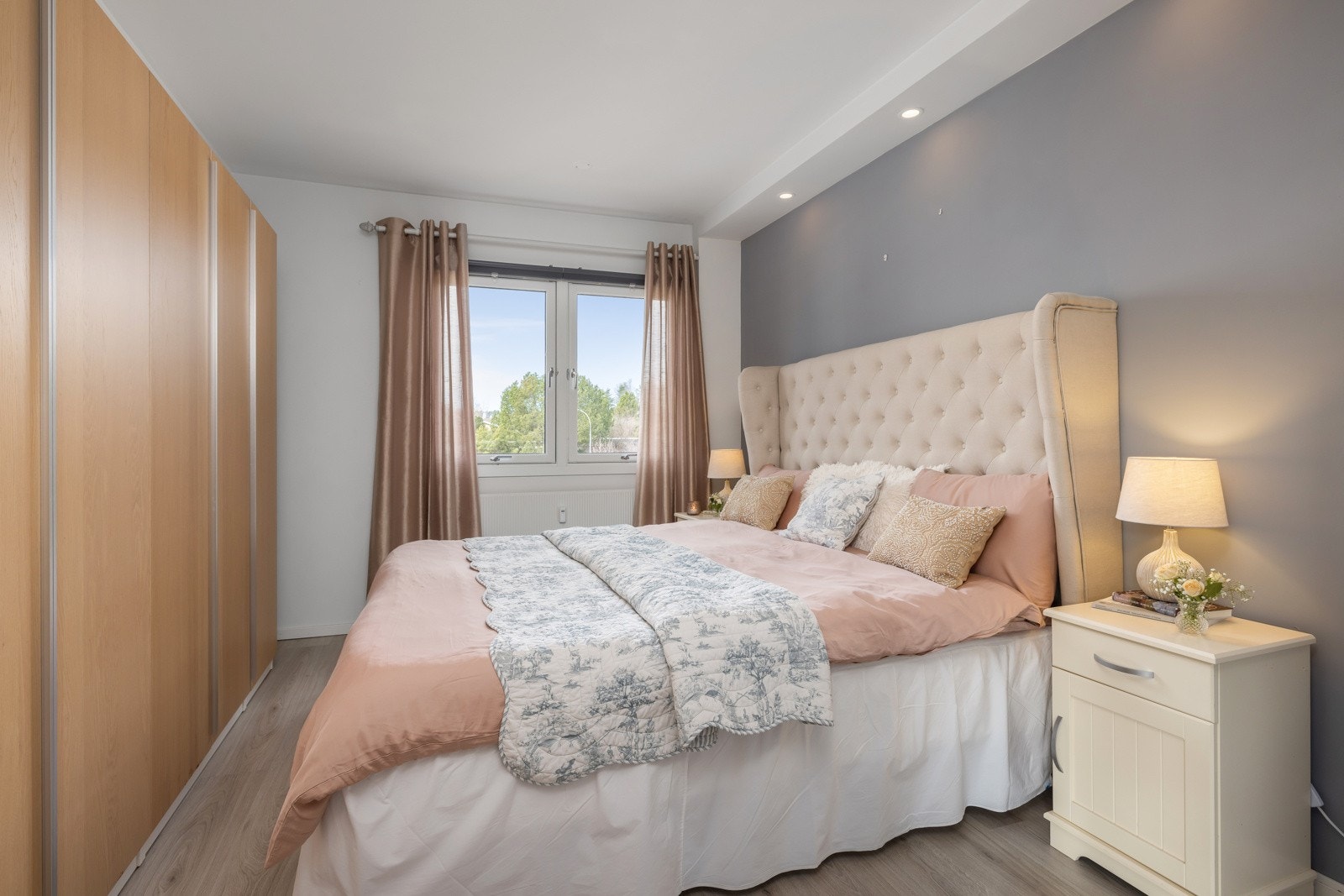 Boligen har totalt tre soverom, alle med gode størrelser og fleksible bruksområder. Galleribilde