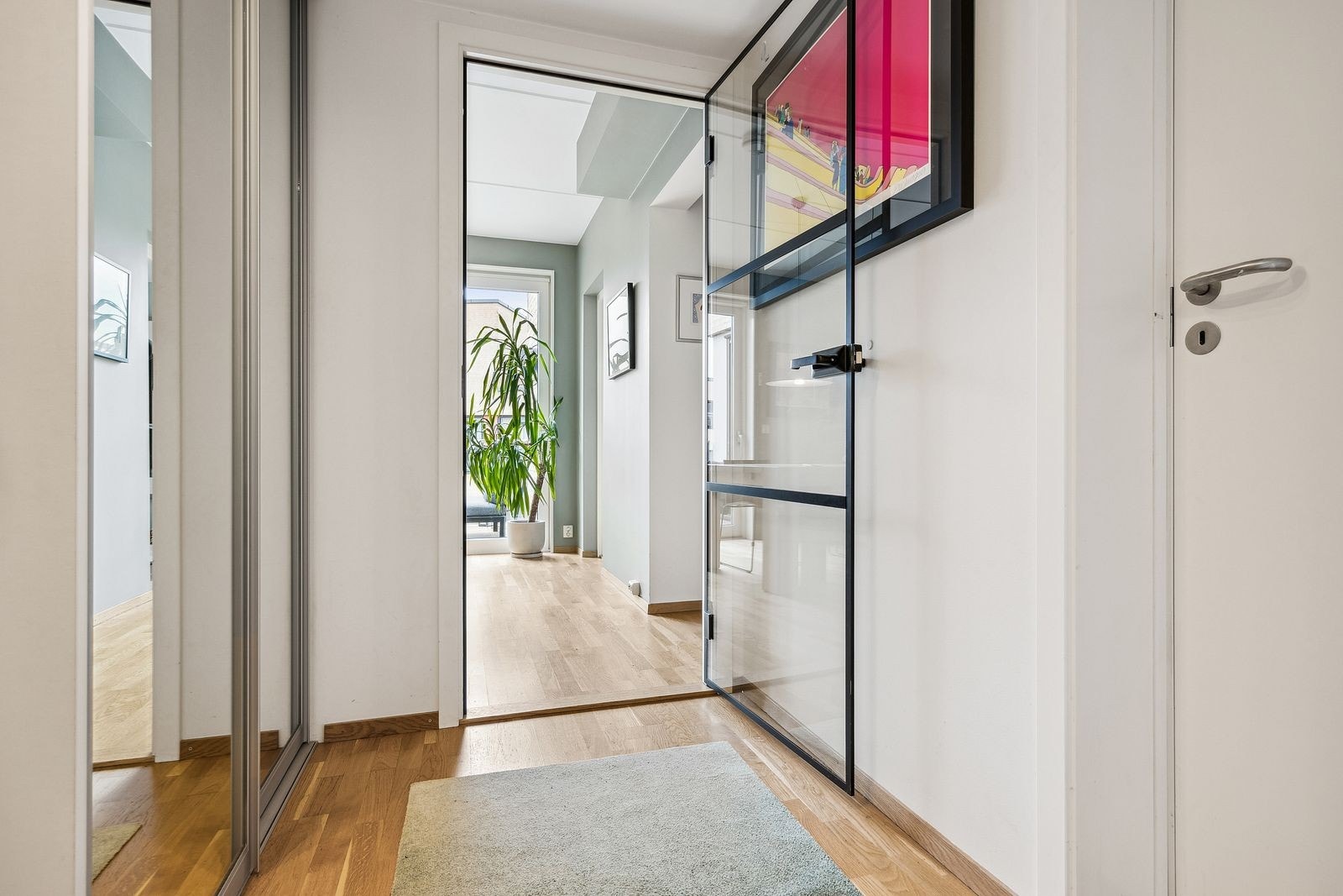 Gang med skyvedørsgarderobe Galleribilde