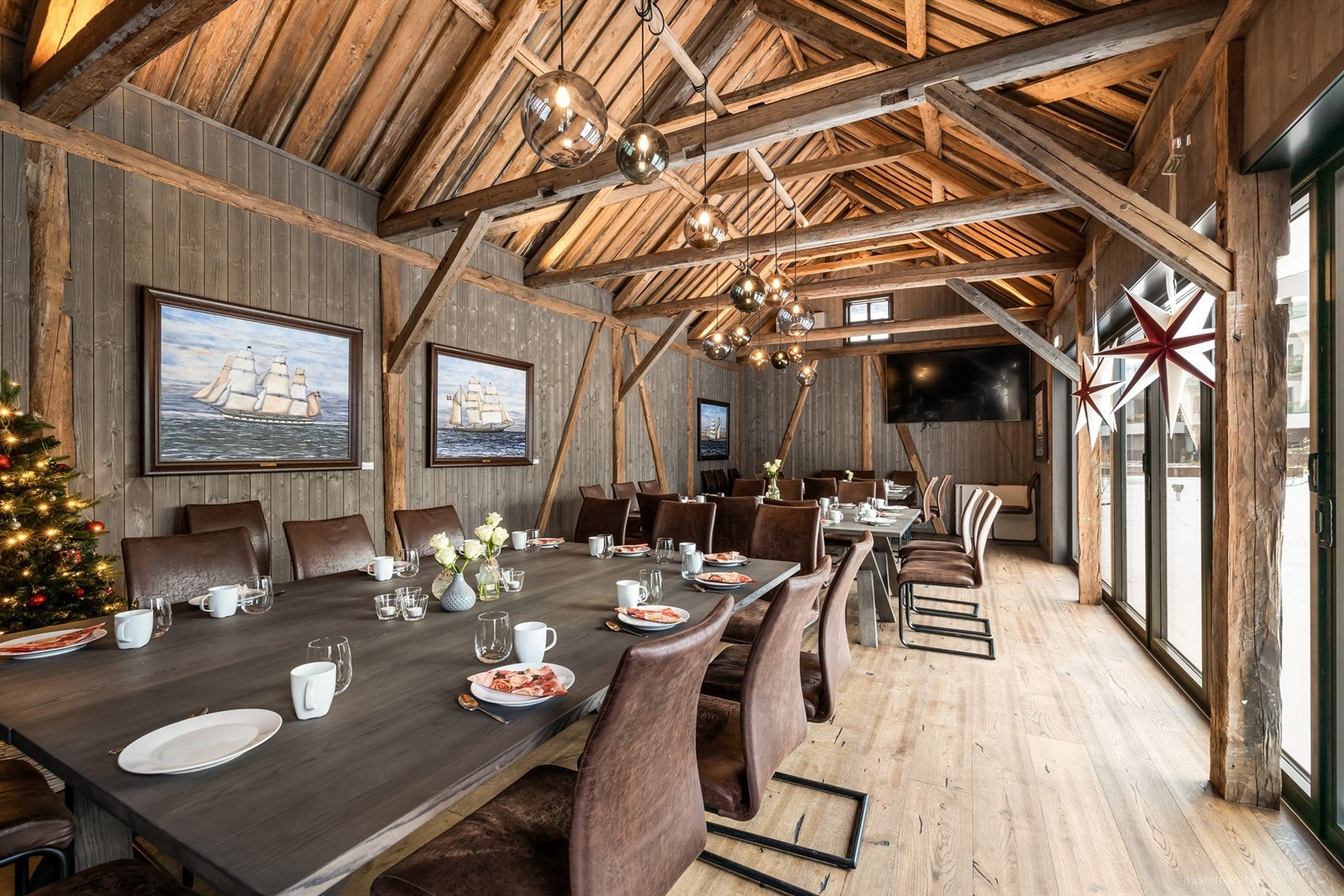 Arkivfoto - Svelviken brygge har eget selskapslokale med uteplass og grillkjøkken, som kan leies til selskap osv. Det finnes også en gjestebolig med alle funksjoner tilgjengelig for leie ved besøk. Galleribilde