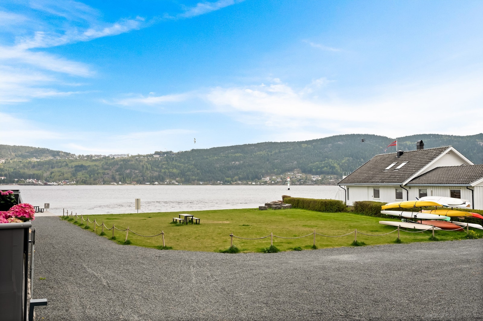 Terrassen har utsikt mot fjorden Galleribilde