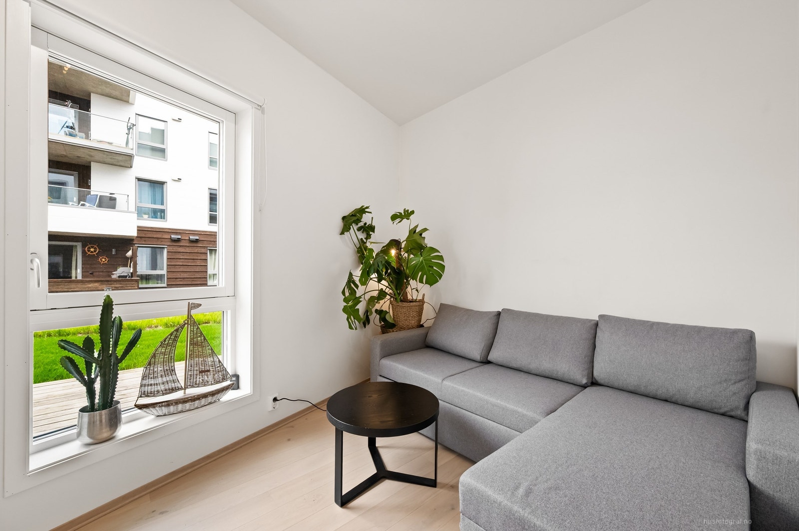 Soverom 2 med parkett på gulv, malte vegger og malt himling Galleribilde