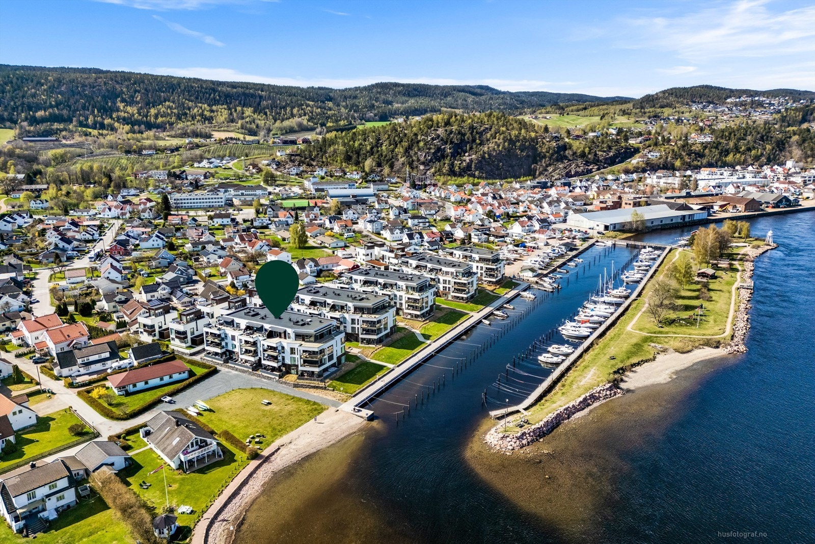 Eiendommen har en idyllisk og solrik beliggenhet rett ved fjorden. Medfølgende båtplass på 3m. (nr.43) i felles bryggeanlegg. Galleribilde