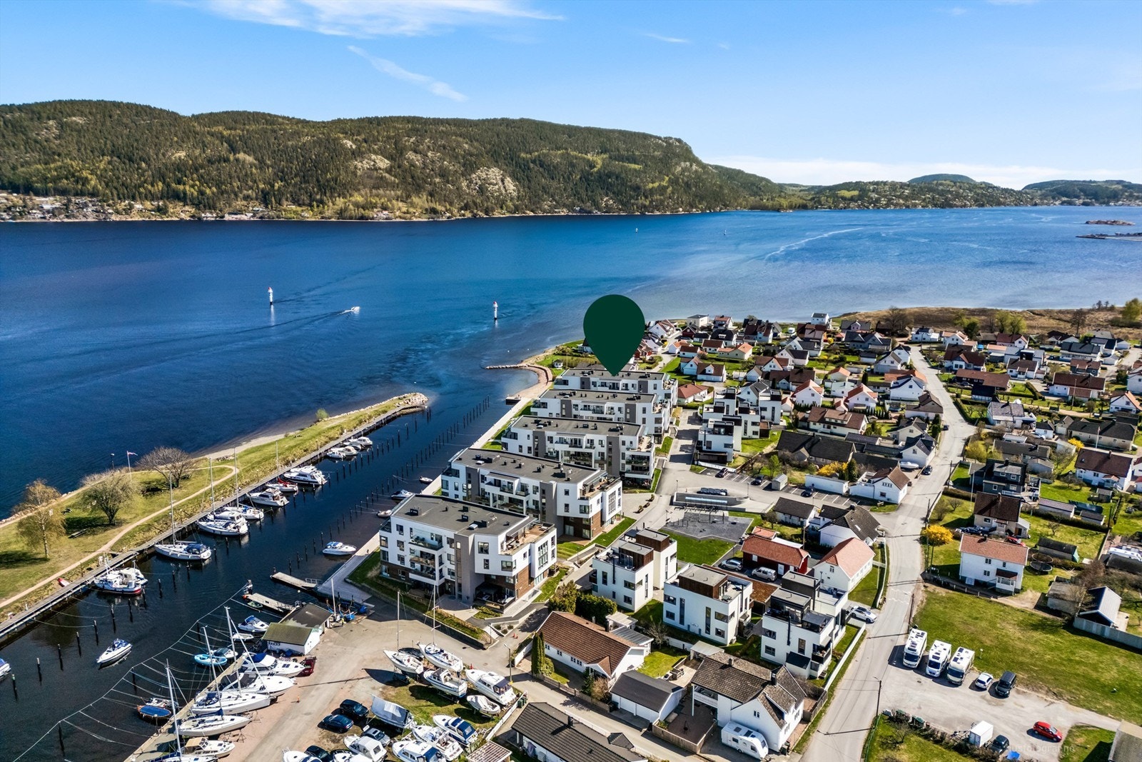 Umiddelbar nærhet til fjordpromenade som har småbåthavn og badeplass Galleribilde