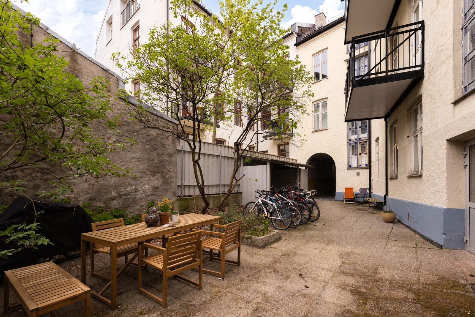 Søppelskuret er d.d. brukt som et "sykkelskur". Det er også sittegrupper i bakgården til bruk for sameiets beboere. Galleribilde