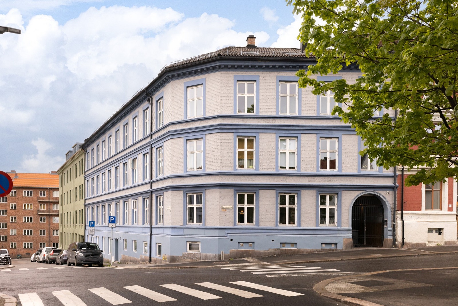 Hølandsgata 4 A ligger idyllisk og koselig til på Kampen, med kort gangavstand til "alt" man skulle behøve. Galleribilde