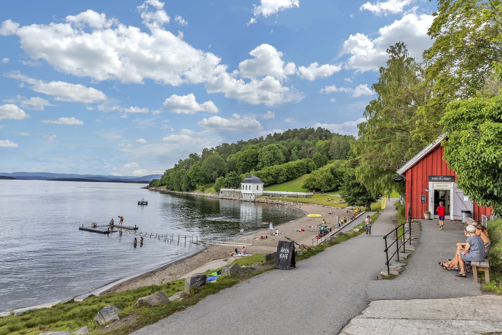 Hvervenbukta er bare en kort sykkeltur unna. Med strandliv, turstier og brygge blir sommerdagene ekstra gode. Galleribilde
