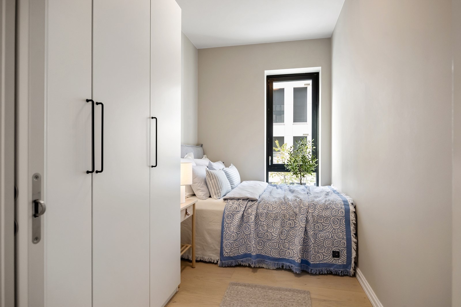 Soverom 2 er romslig og har plass til både seng og øvrige møbler. Det er et allsidig rom som passer perfekt som barnerom, gjesterom eller hjemmekontor, tilpasset dine behov. Galleribilde
