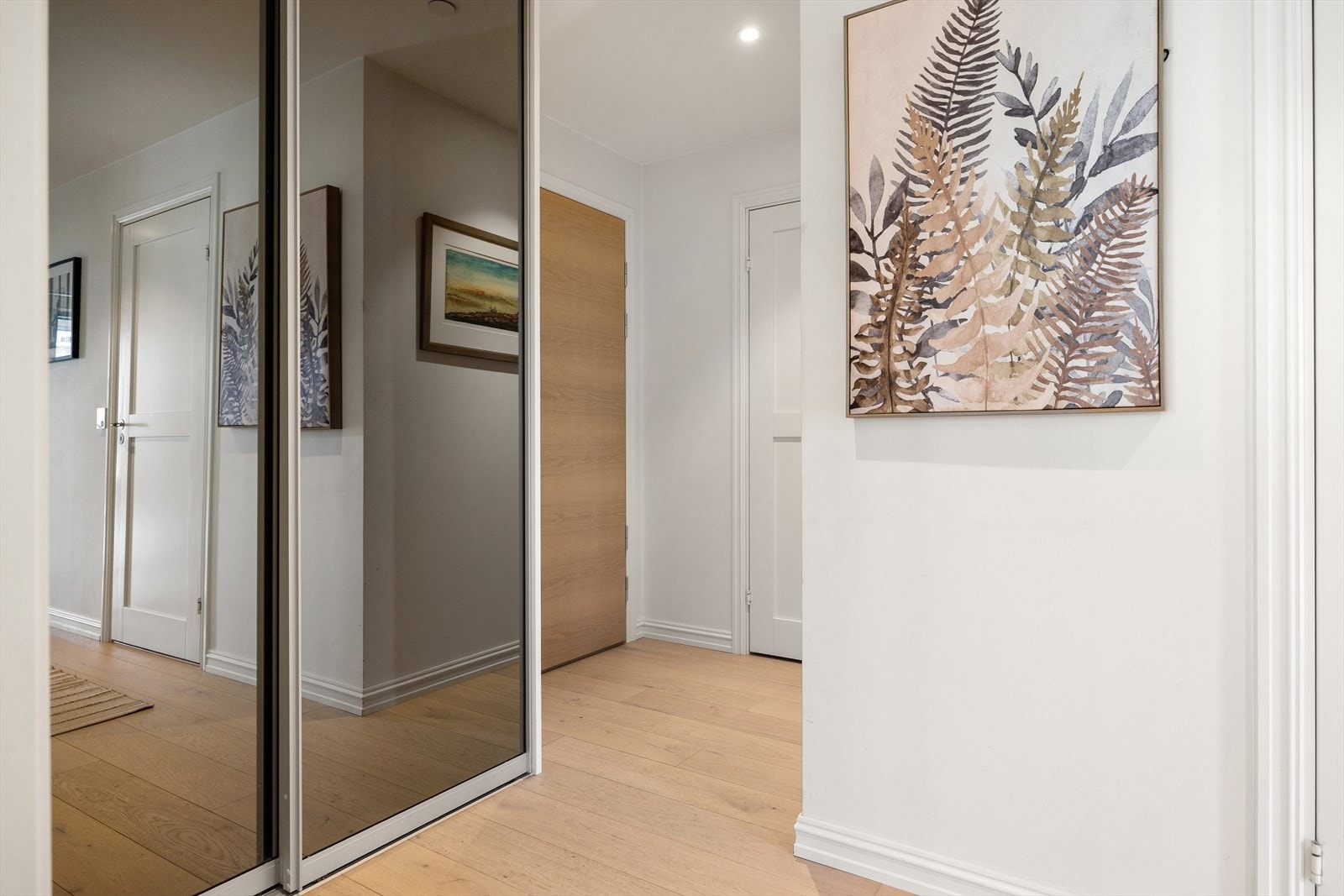 Leiligheten har en innbydende entré med downlights i himlingen, noe som skaper et umiddelbart godt førsteinntrykk. Galleribilde