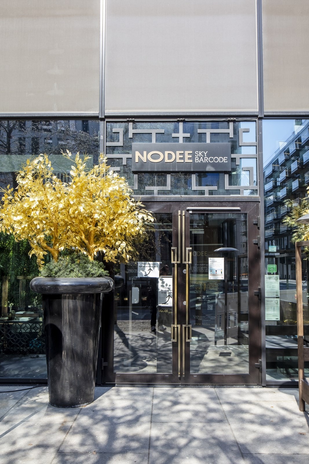 Nodee Sky er en moderne japansk restaurant og skybar som ligger i 13. og 14. etasje i Barcode-området i Oslo. Her kan gjestene nyte en kulinarisk opplevelse med panoramautsikt over Oslofjorden og byens skyline. Galleribilde