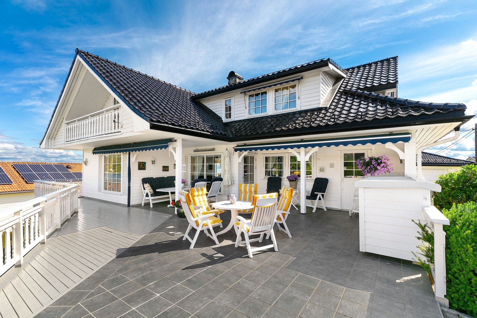På husets sydside er det stor solrik terrasse Galleribilde