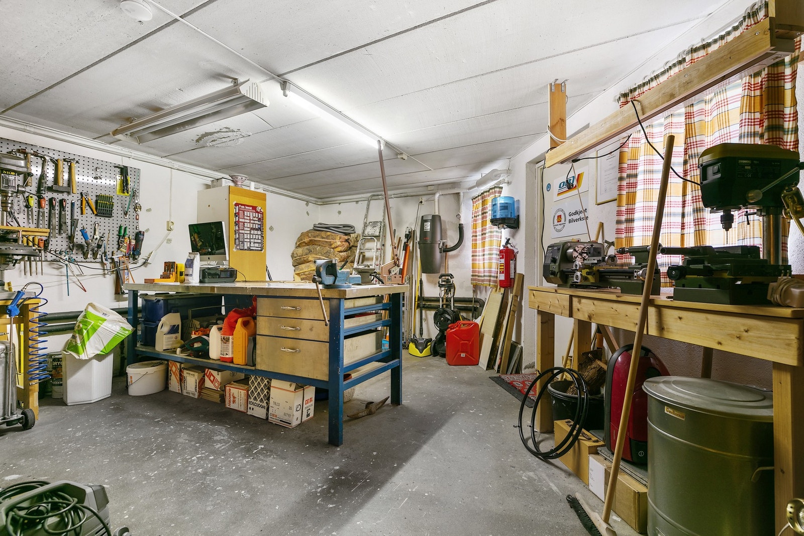 I dette store huset er det også stor rom for de som trenger et stort hobbyrom eller treningsrom. Kombinert rom med fyrrom Galleribilde