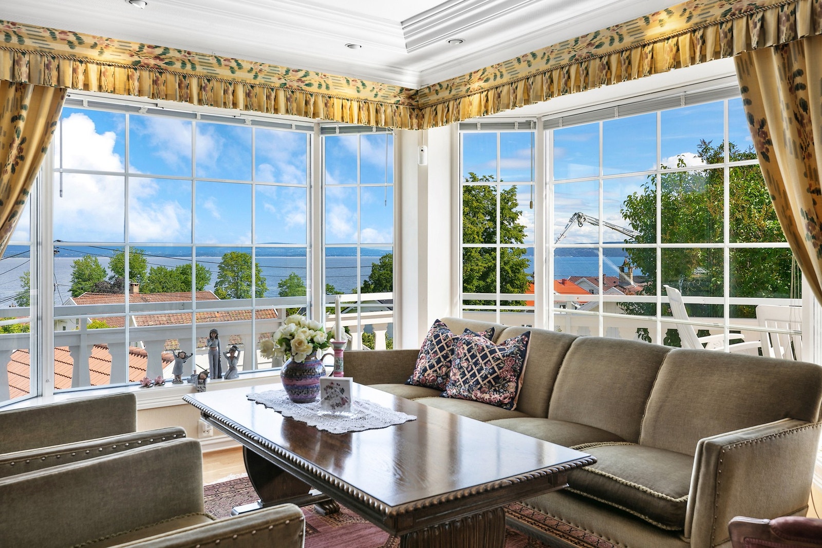 Fra salongen har man fantastisk utsikt over fjorden Galleribilde