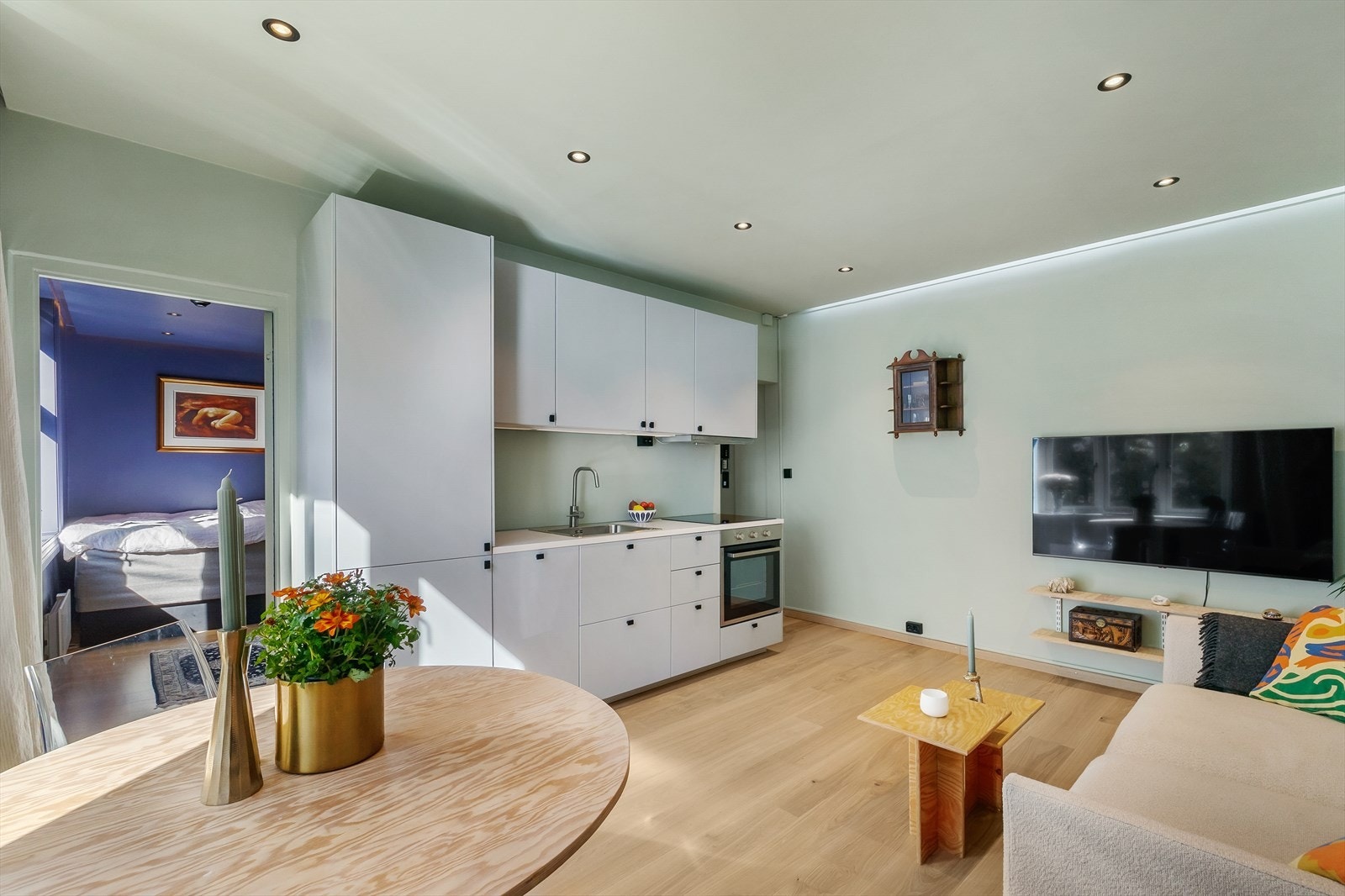 Det er god belysning i leiligheten, både med downlights og indirekte belysning Galleribilde