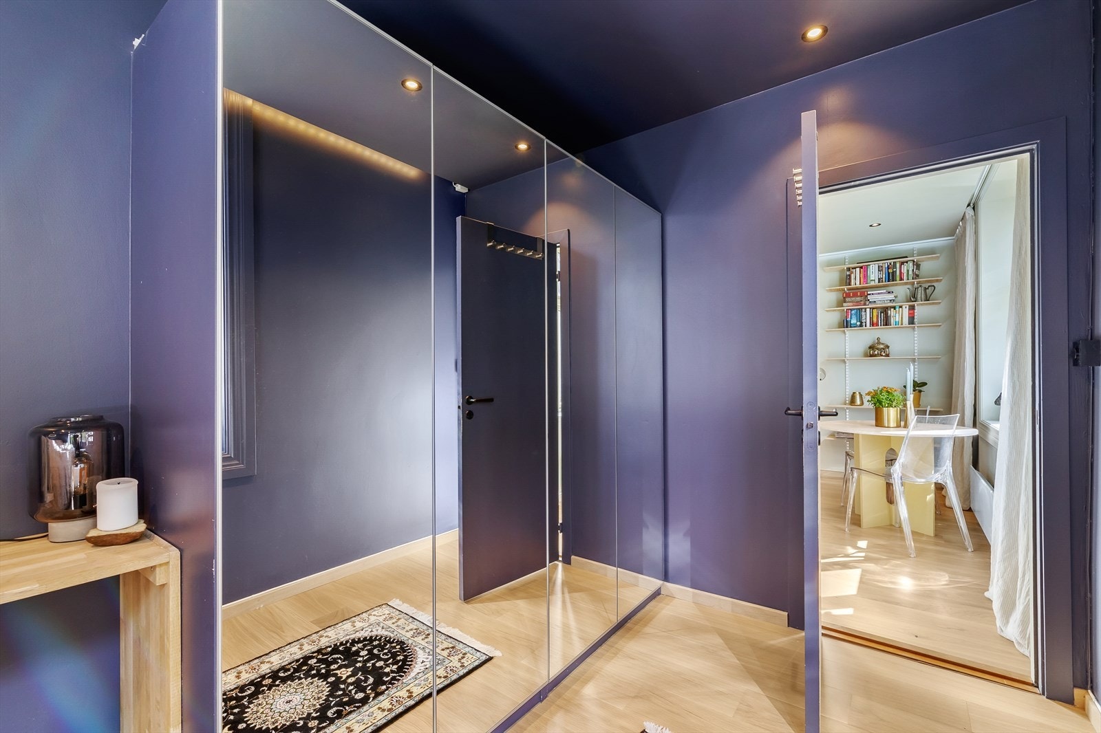 Speilgarderoben medfølger leiligheten Galleribilde