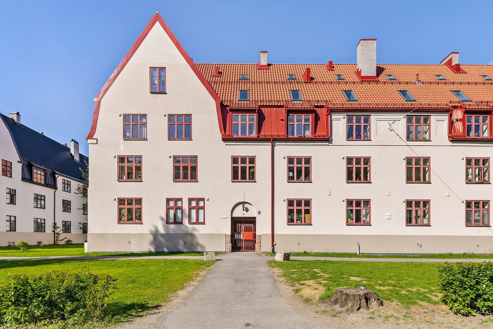 Fasade fra gateplan Galleribilde