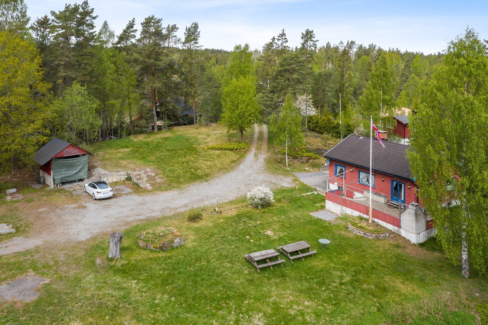 Boligen inneholder entré, bad/wc/vaskerom, to soverom, kjøkken, stue og spisestue. I kjelleren er det 7 boder. Galleribilde