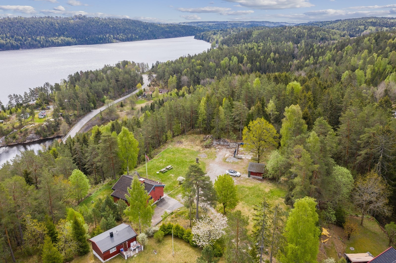 Eiendommen måler ca. 3522,3 kvm, og er en liten perle med stort potensial for deg som vil bo landlig, men sentralt. Her får man nydelig utsikt over Gjersjøen og de skogkledde omgivelsene. Galleribilde