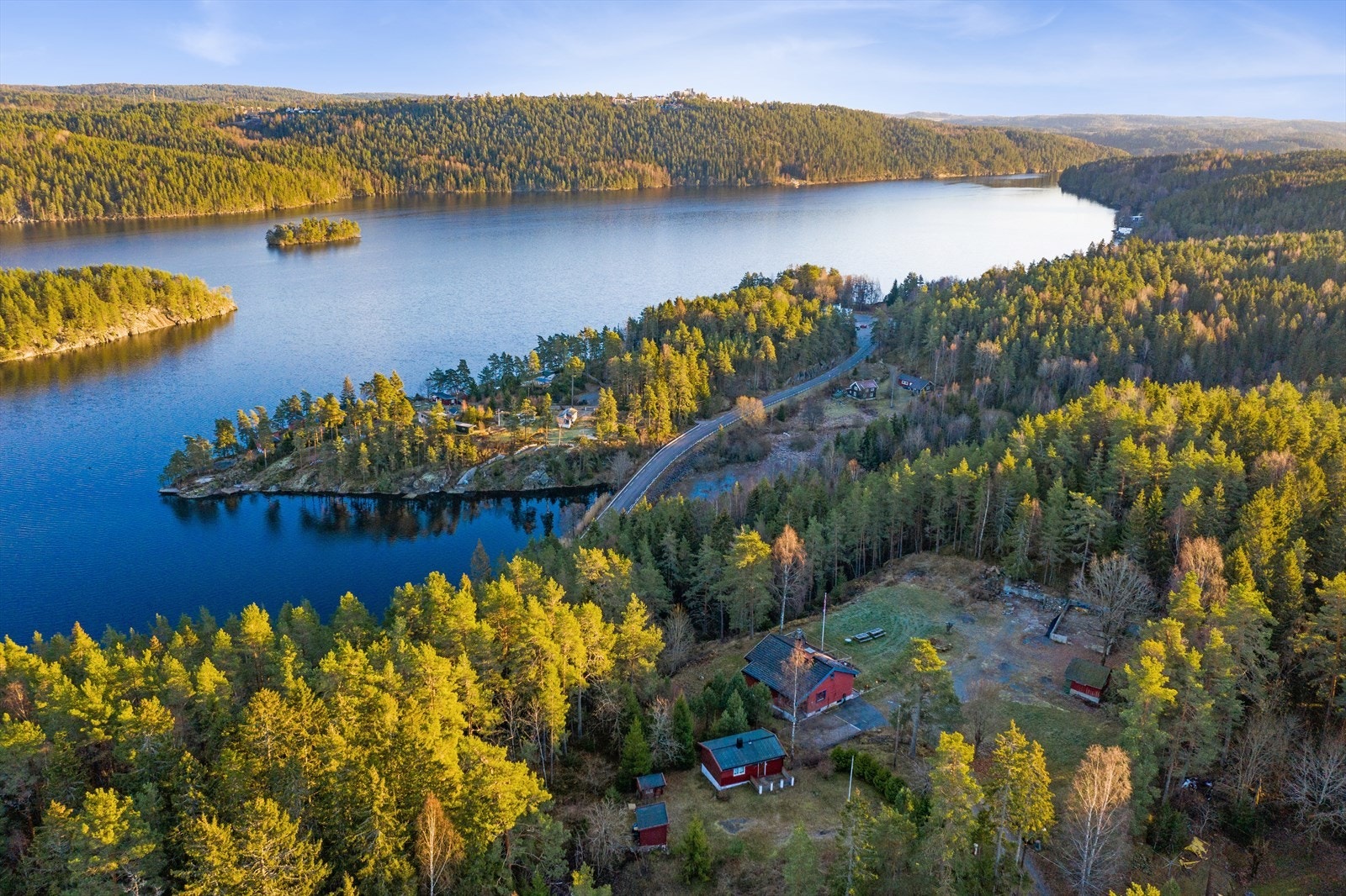 Eneboligen ligger høyt og fritt til i et LNF-område med kort vei ned til Gjersjøen, umiddelbar nærhet til fantastiske turområder, samt kort vei til idylliske badeplasser langs Bunnefjorden, der Bekkensten med kiosk er den nærmeste. Galleribilde