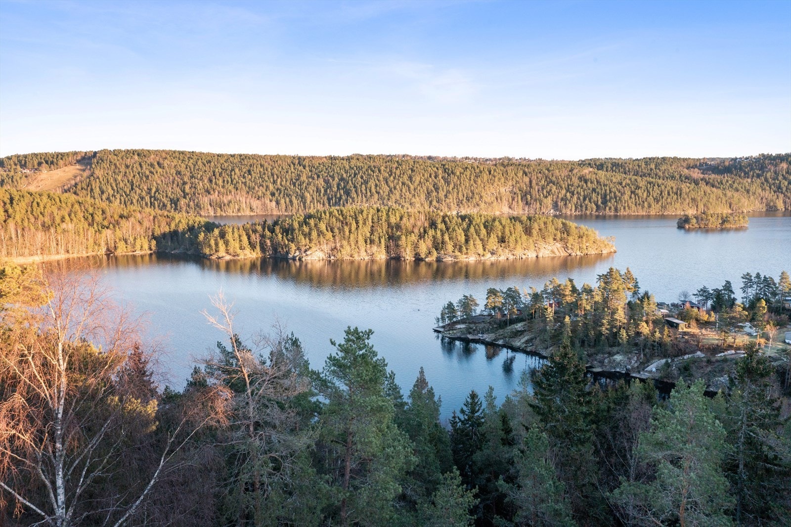 Kollektivtilbudet i Svartskog består av buss. Nærmeste holdeplass er Sandvadtoppen, som ligger kun to minutter unna.
Utsikt ca 10m drone Galleribilde