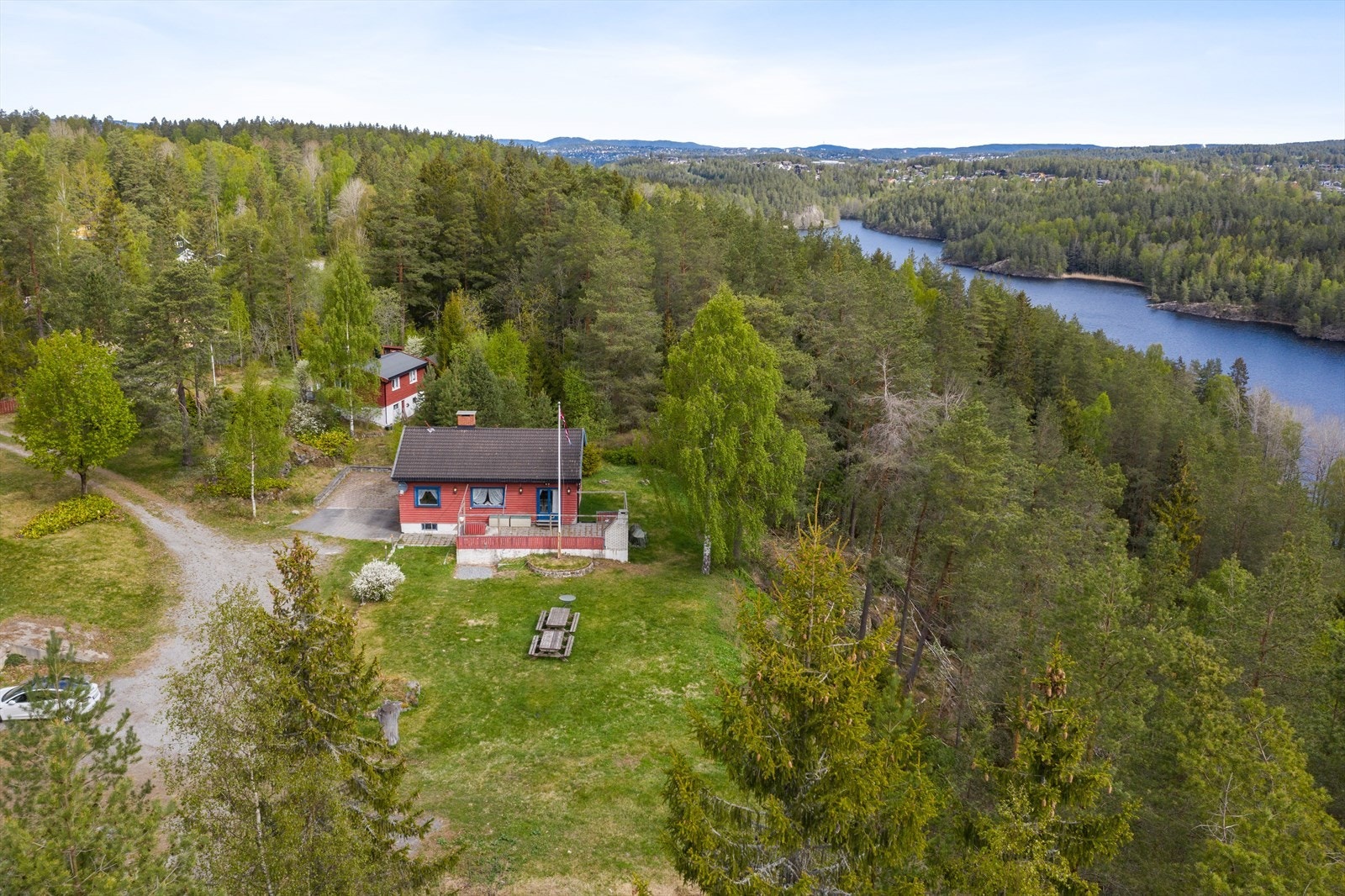 Her bor man i landlige omgivelser omringet av flotte skogsområder, samtidig som det er kort vei inn til Oslo og Kolbotn. Galleribilde