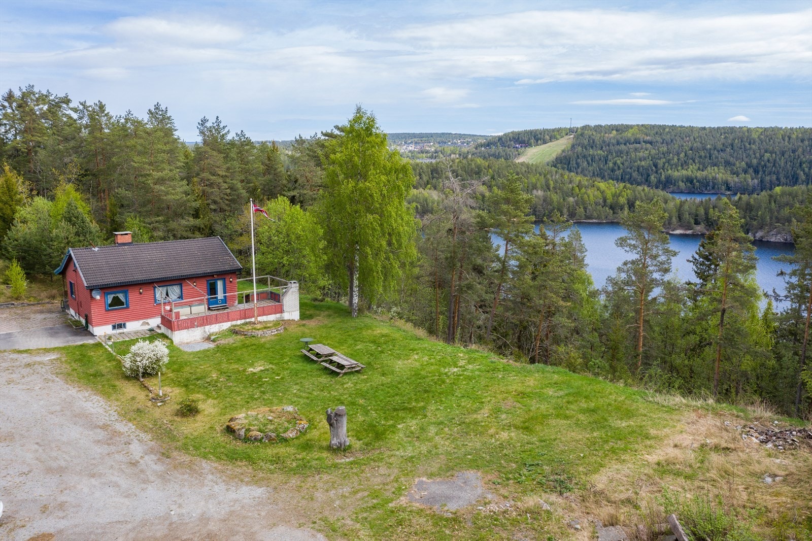 Velkommen til Roald Amundsens vei 7! En usjenert og stor tomt i meget idylliske omgivelser på Svartskog, ca. 3,8 km fra Kolbotn i Nordre Follo kommune. Galleribilde