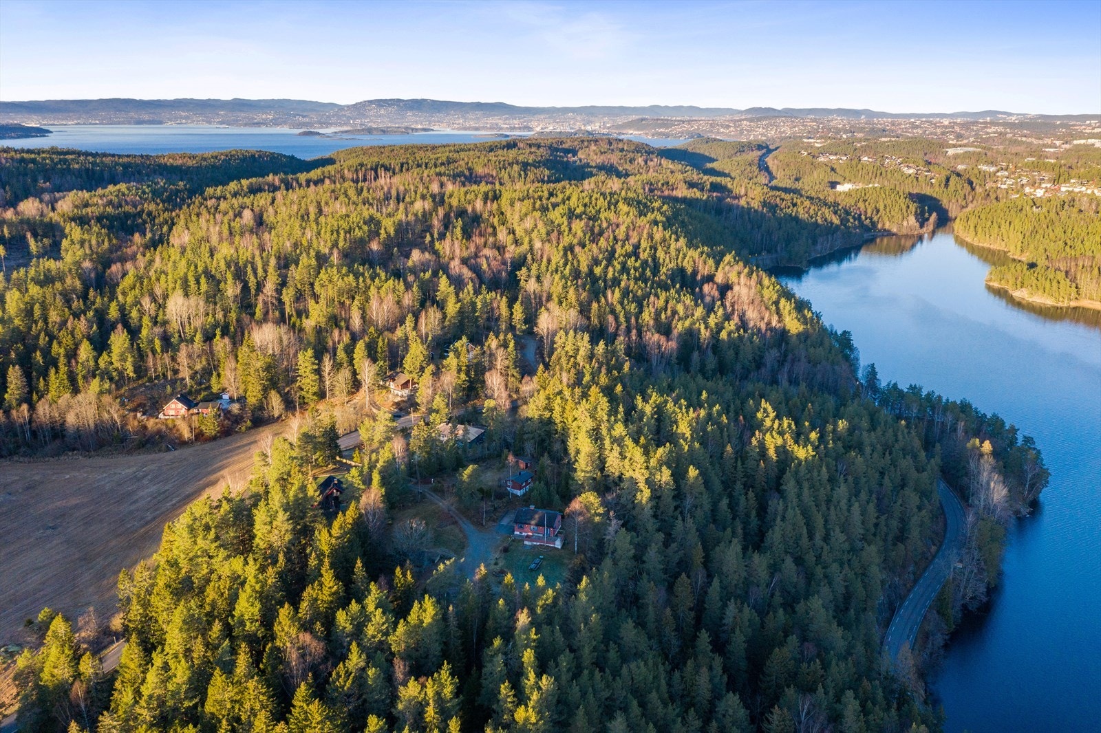Vakkert naturlandskap omringer eiendommen. Galleribilde