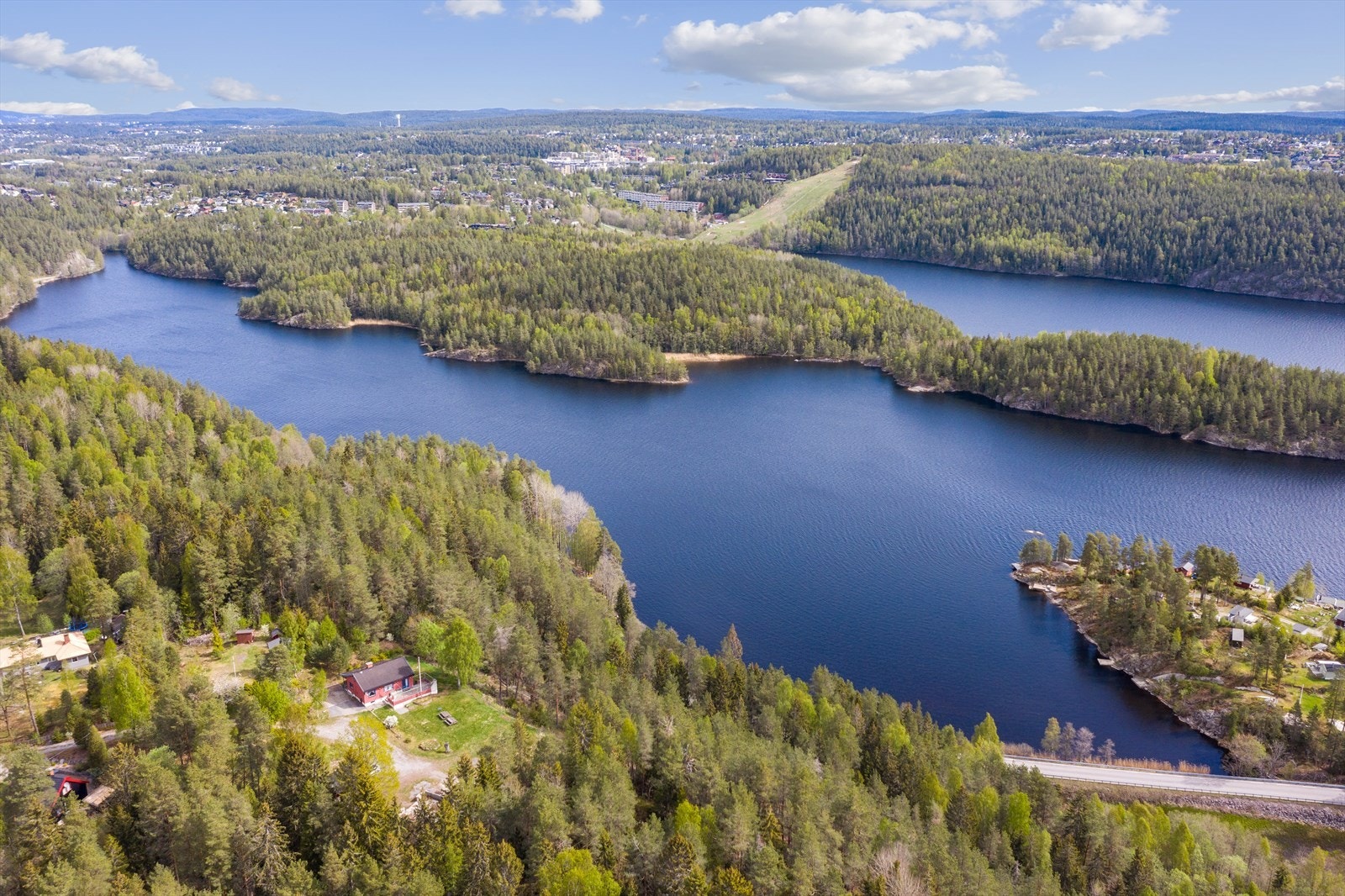 Kolbotn har et av landets største idrettslag med satsning innenfor et stort spekter av idrettsgrener. Det er kort vei til Vestenga idrettsplass, Gjersjøen golfklubb og Vassbonn kunstgress. Galleribilde