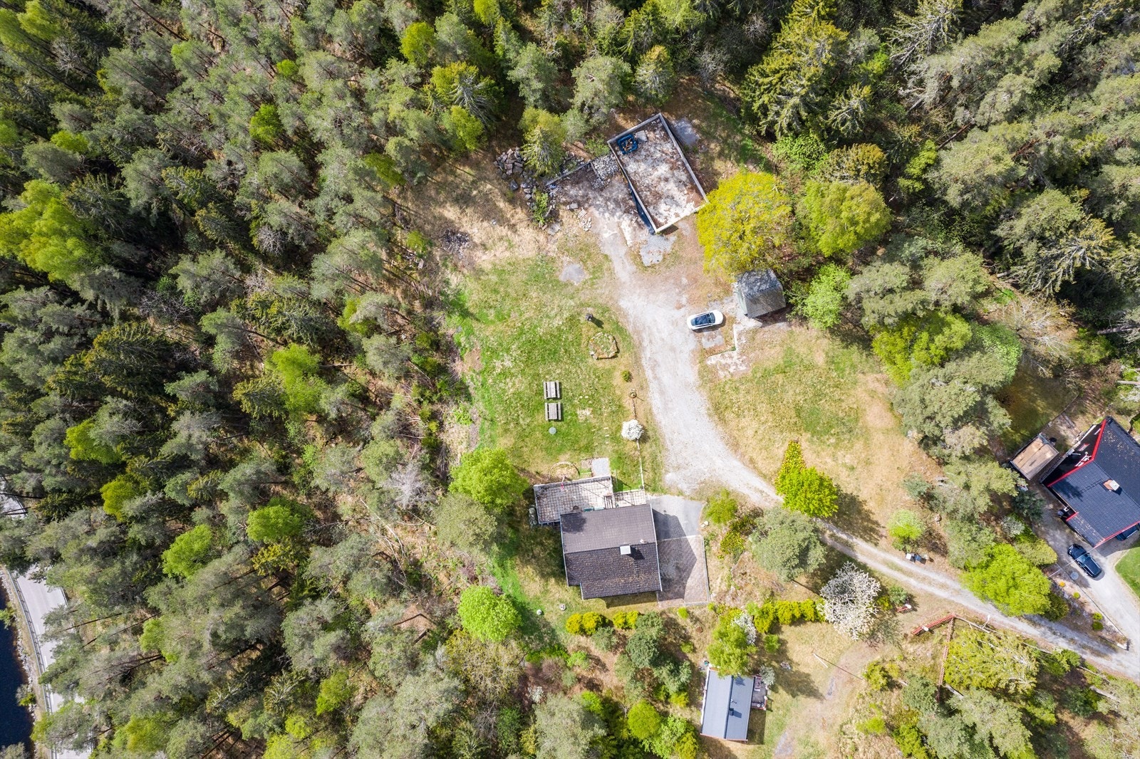 Tomten er opparbeidet med gressplen, trær, flaggstang og diverse beplantning. Deler av eiendommen er naturtomt med fjell i dagen og stedlig vegetasjon. Galleribilde