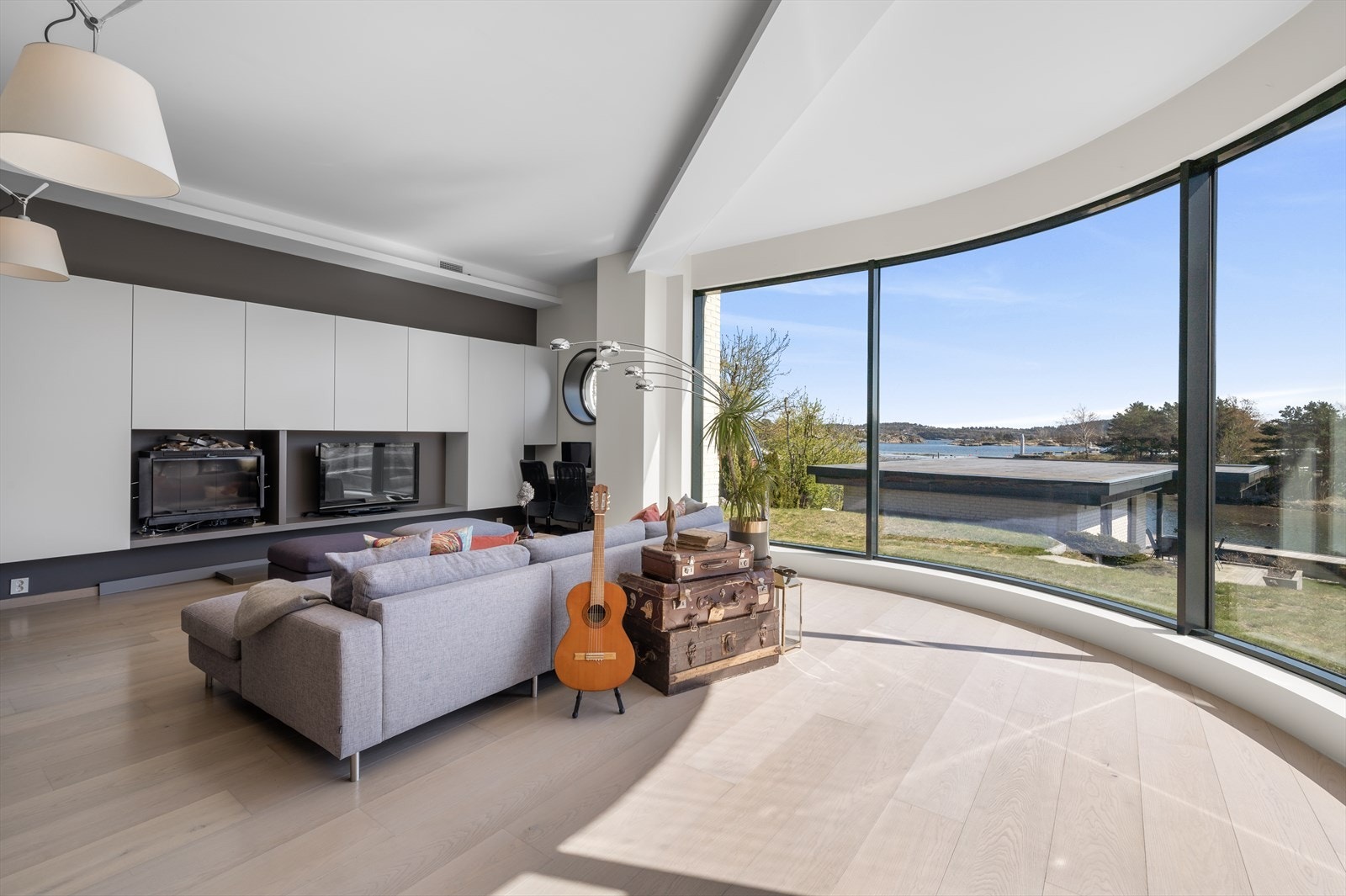 Tv-stuen er et ekstra oppholdsrom for både lek, vennebesøk og avslapning - alt med sjøen som vakkert bakteppe. Galleribilde