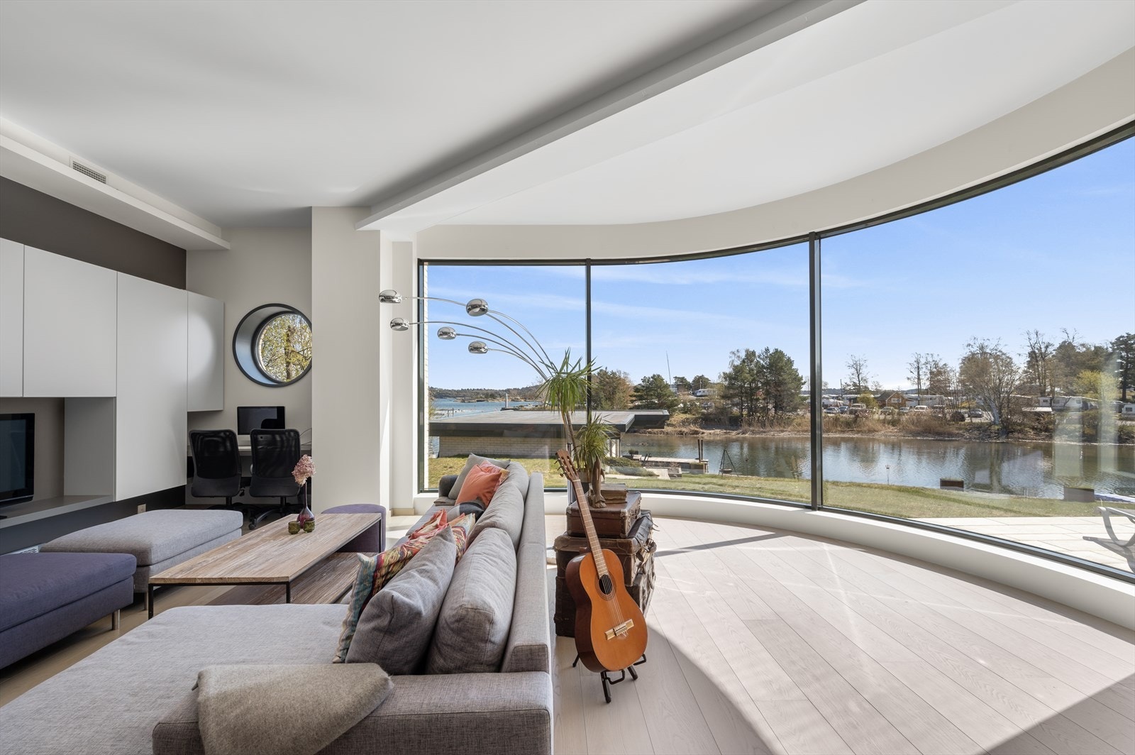 I første etasje har boligen en stor og lekker TV-stue, hvor et buet vindu spiller hovedrollen. Galleribilde