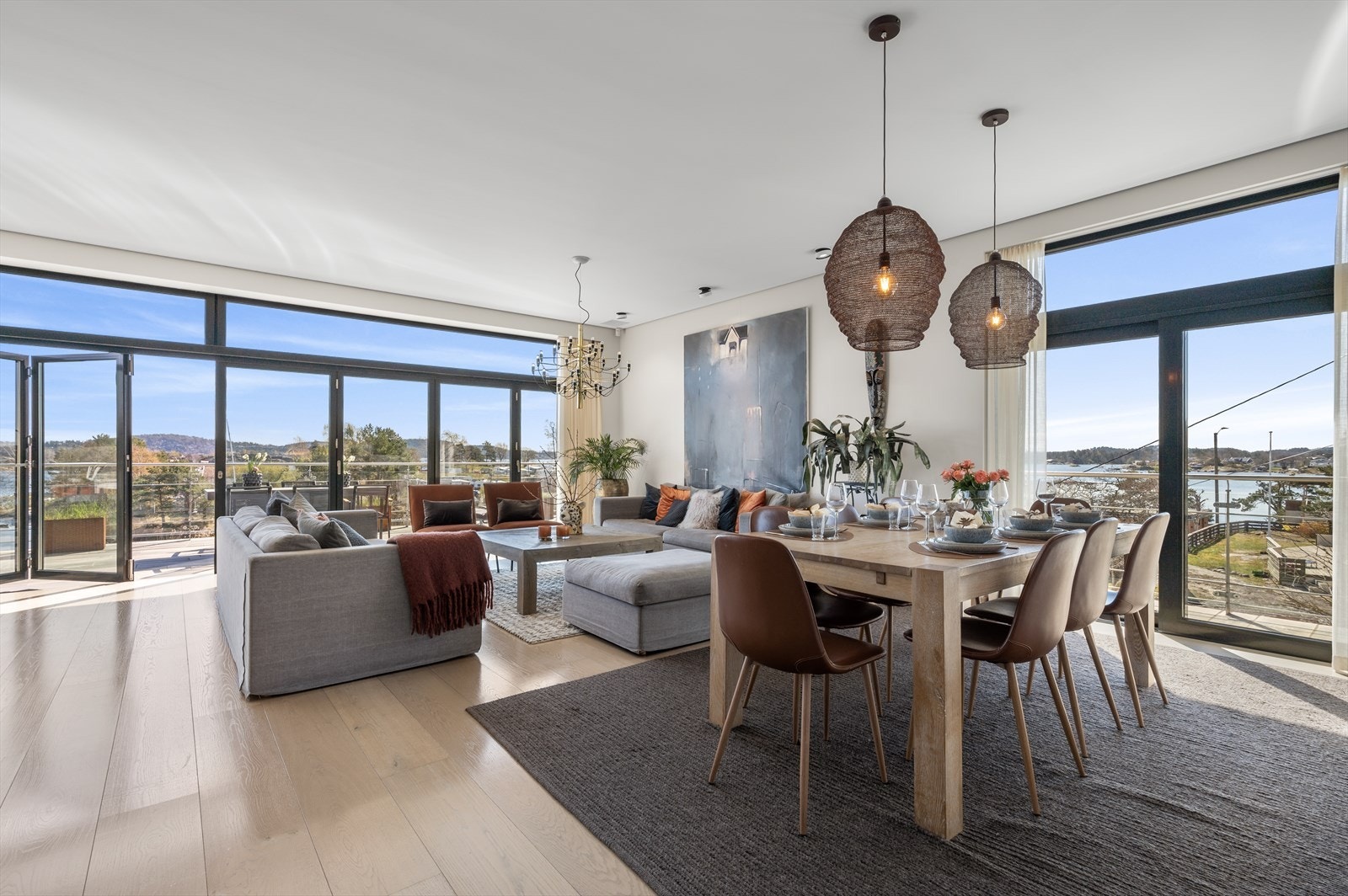 Sammen med kjøkkenet utgjør stuen et virkelig flott allrom, med nydelige lysforhold via store vinduer i tre retninger. Galleribilde