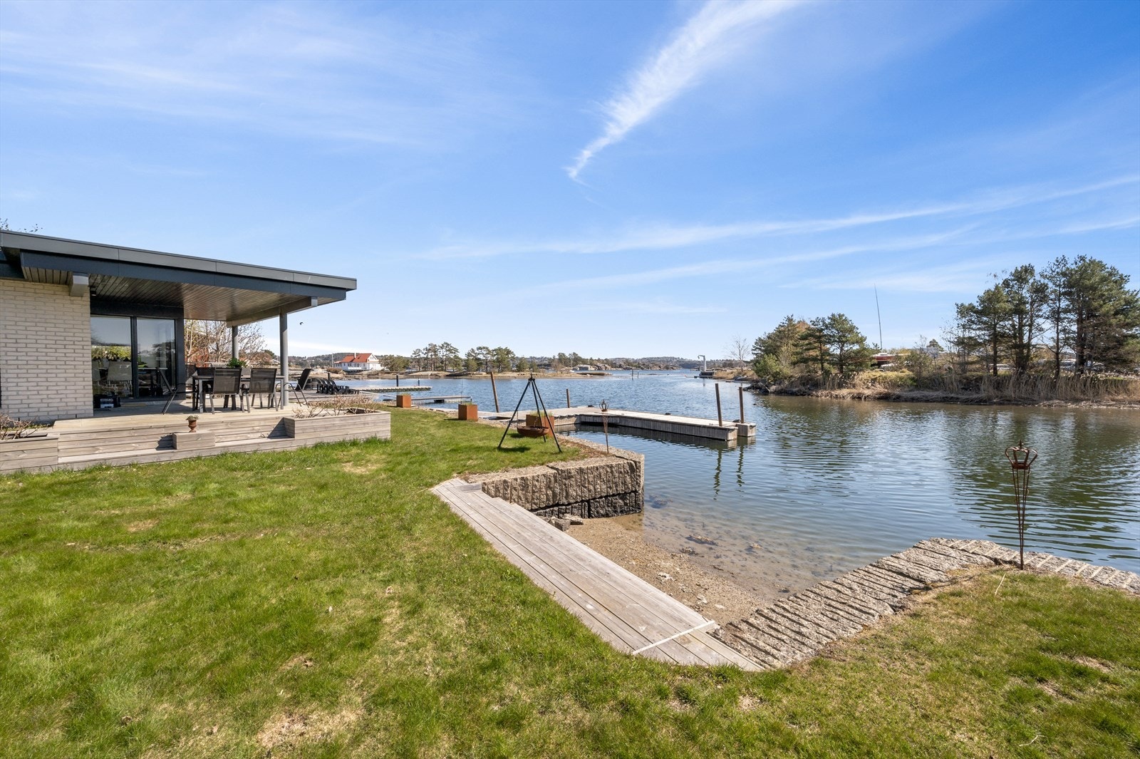 Fra hagen er det trapp ned til en liten sandstrand. Galleribilde