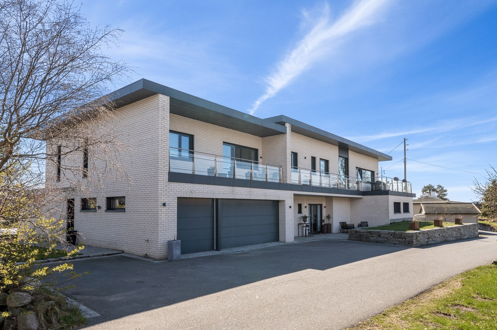 Bilen parkeres i eller utenfor en integrert garasje med tre parkeringsplasser. Galleribilde